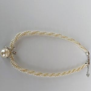 PEARL NECKLACE VINTAGE with pendant crystals and pearl. 16" With extension.